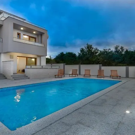 Villa With Swimming Pool, Roof Terrace, 50 Meters From The Zaton (Zadar)