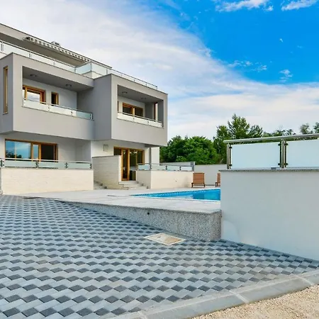 New With Pool And Roof Terrace زاتون