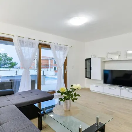 New With Pool And Roof Terrace فيلة